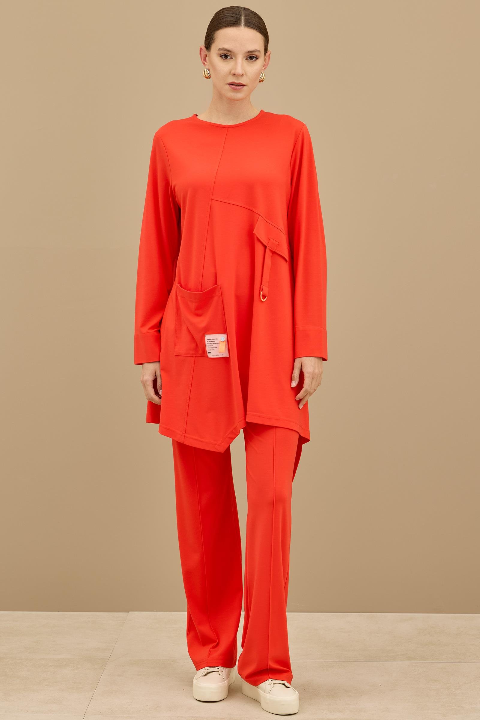 Asimetrik Kesimli Aksesuar Detaylı Takim KIRMIZI