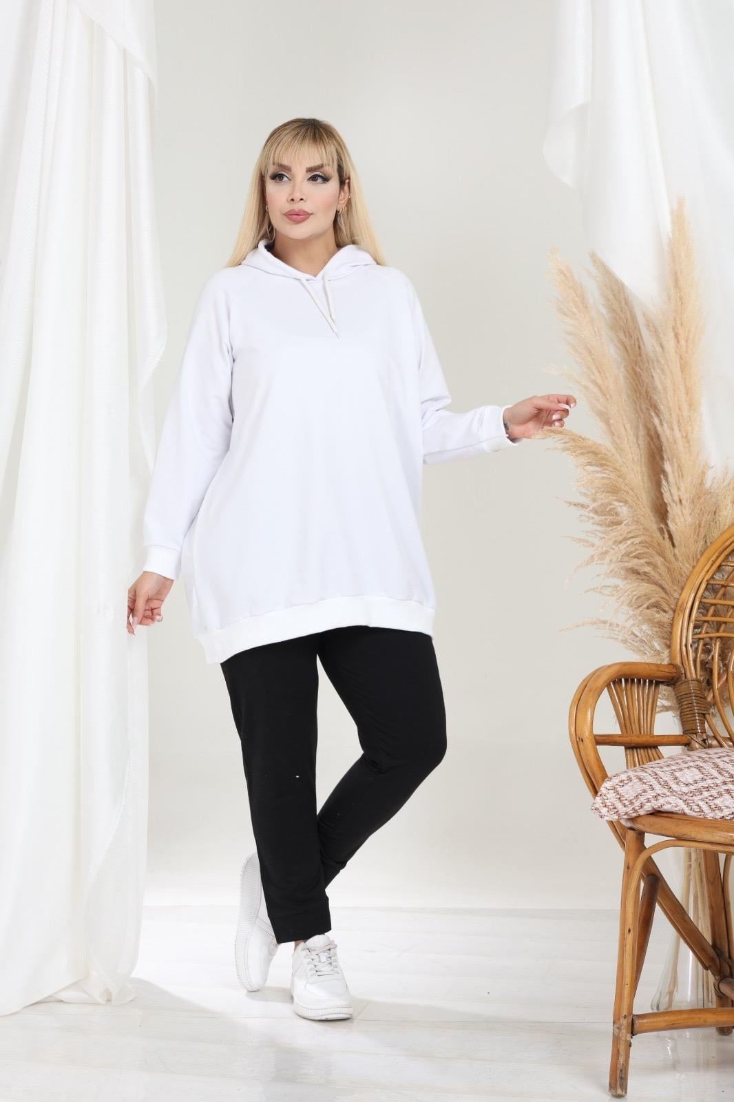 Beyaz kapşonlu sweatshirt