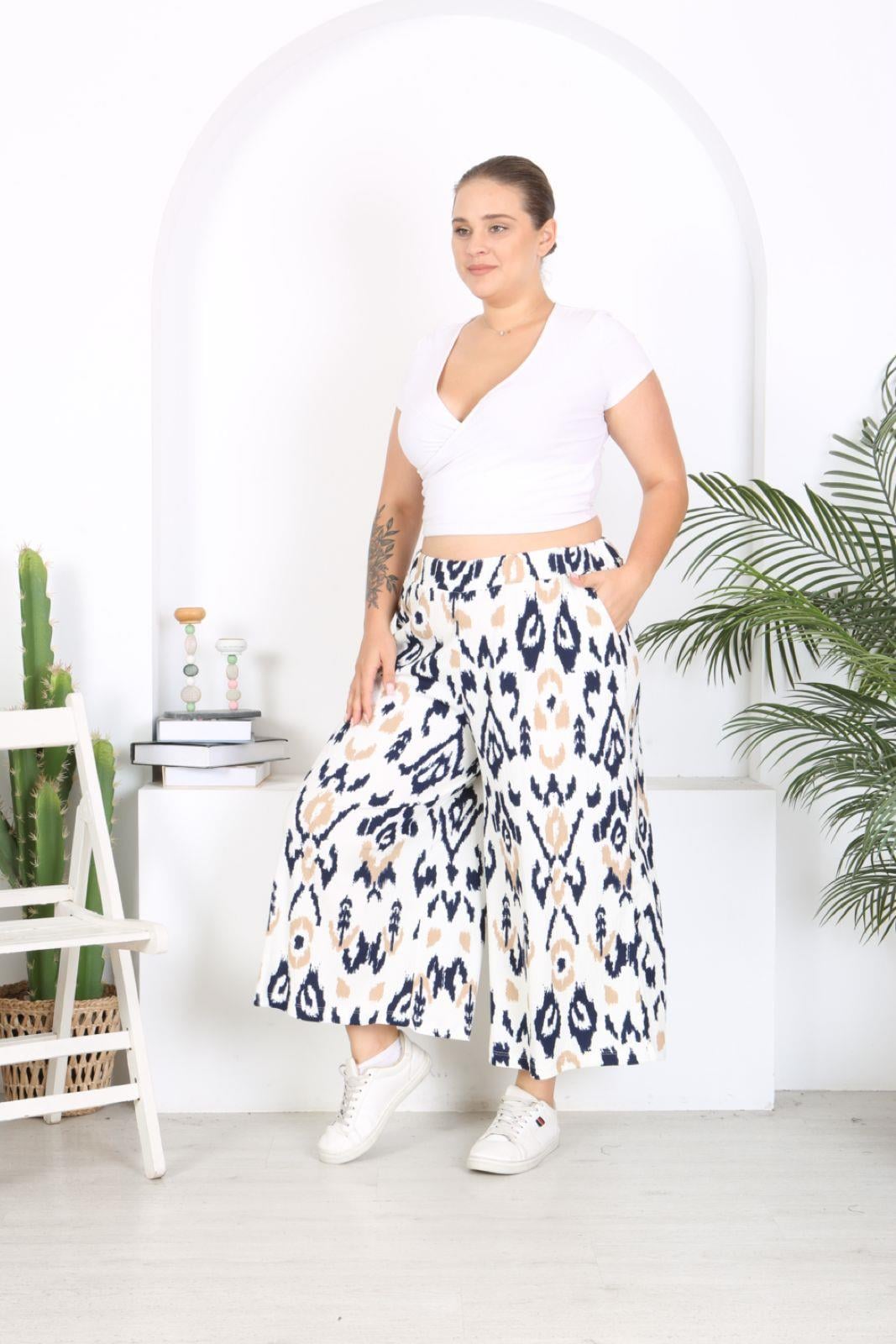 Beyaz üzeri desenli etek pantolon 