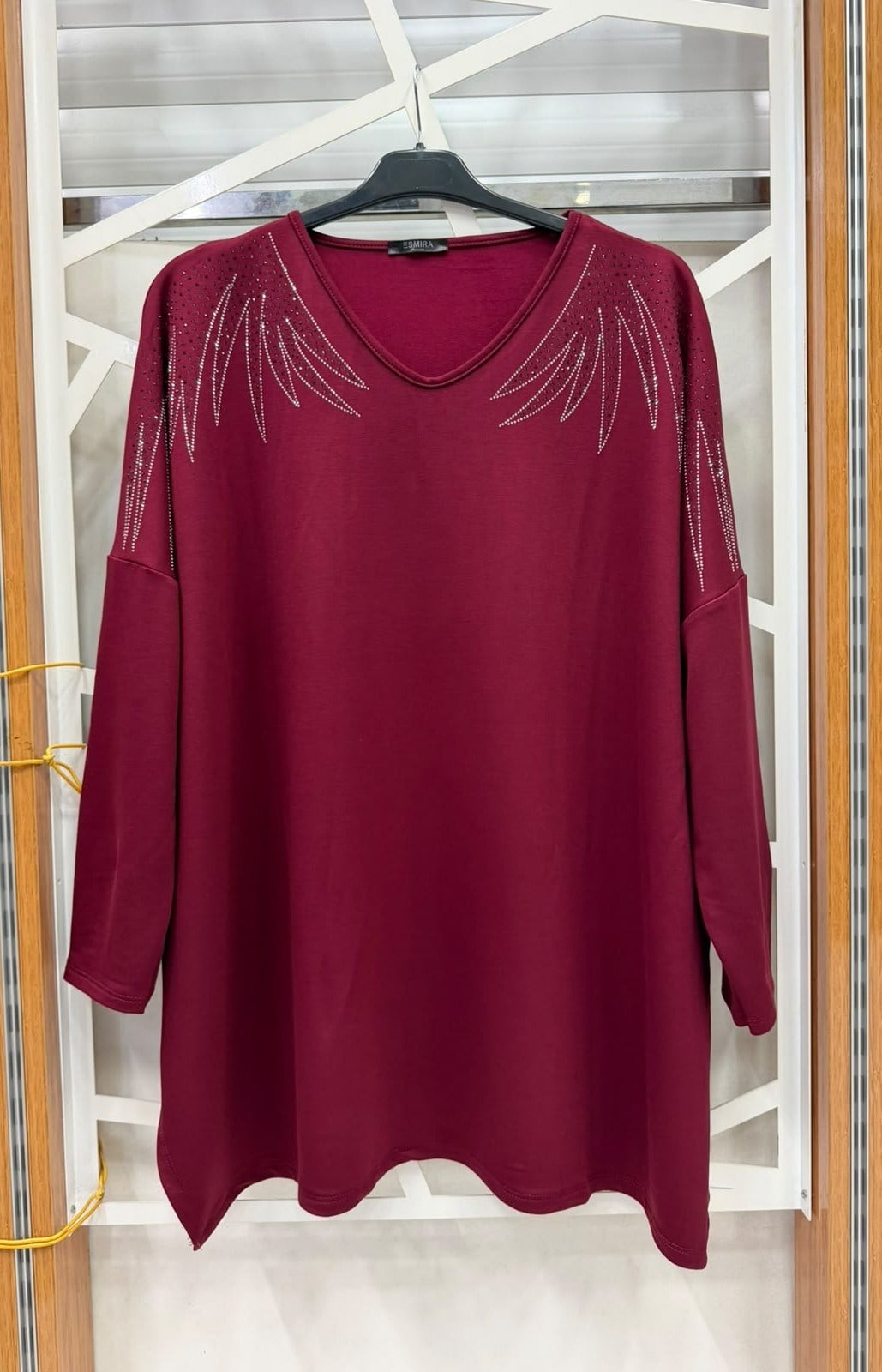 Omzu taş detaylı bordo bluz 