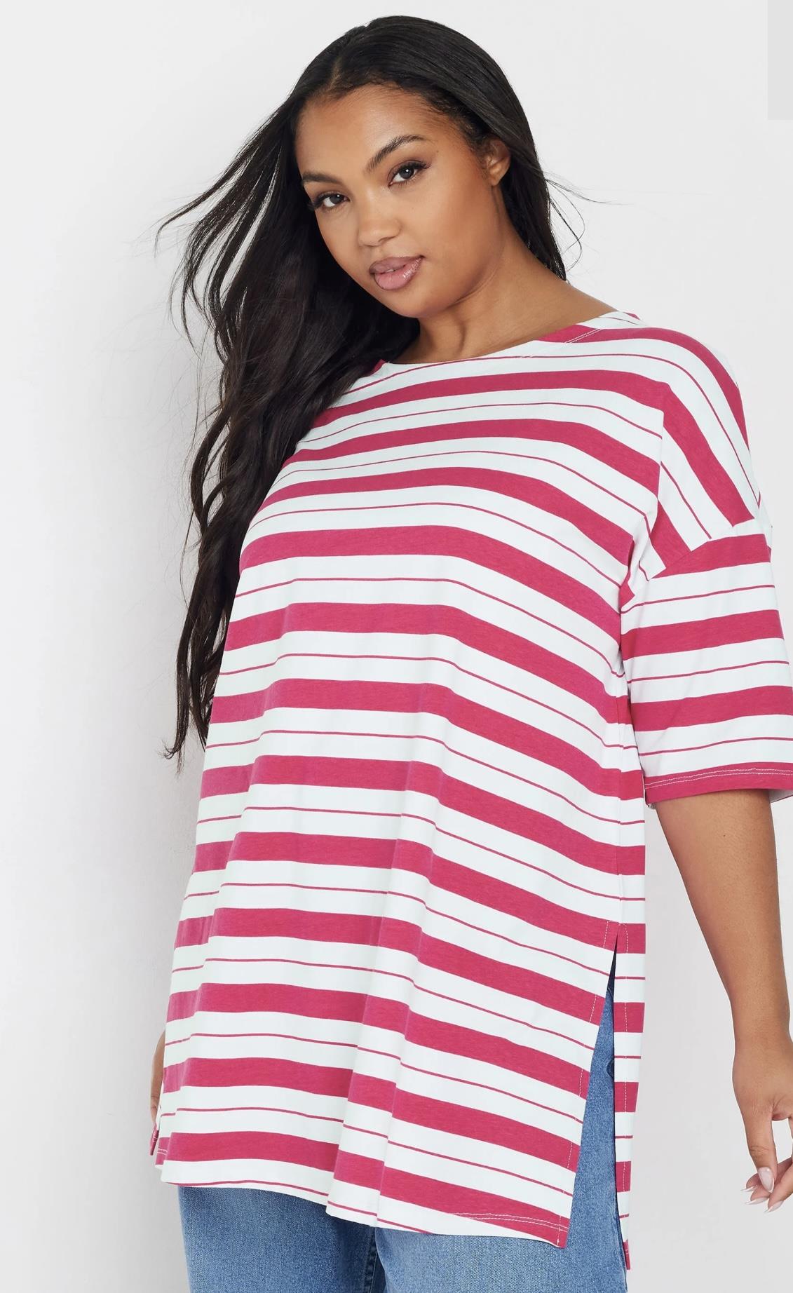 Pembe çizgi detaylı yırtmaçlı tişört