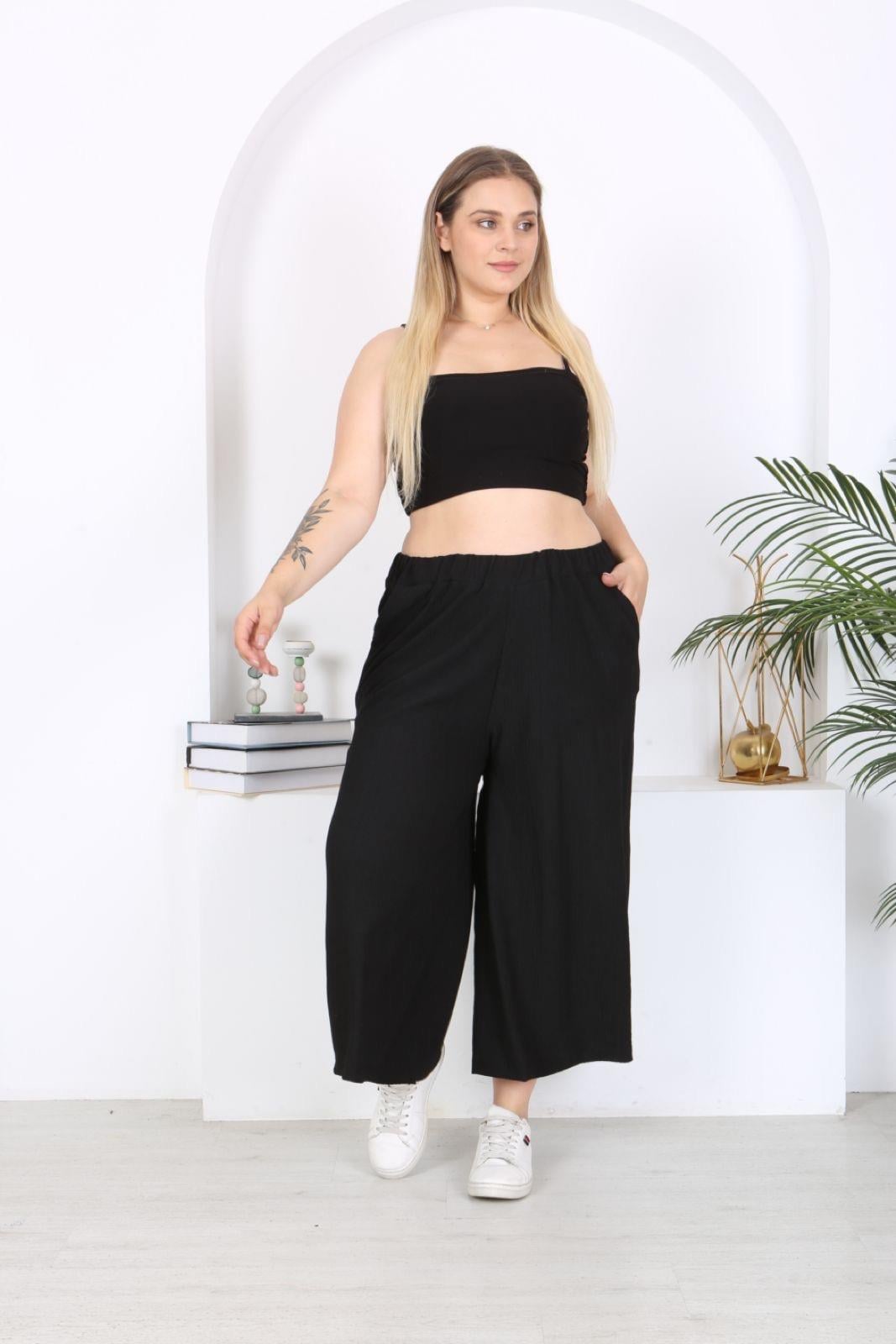 Siyah kısa model etek pantolon