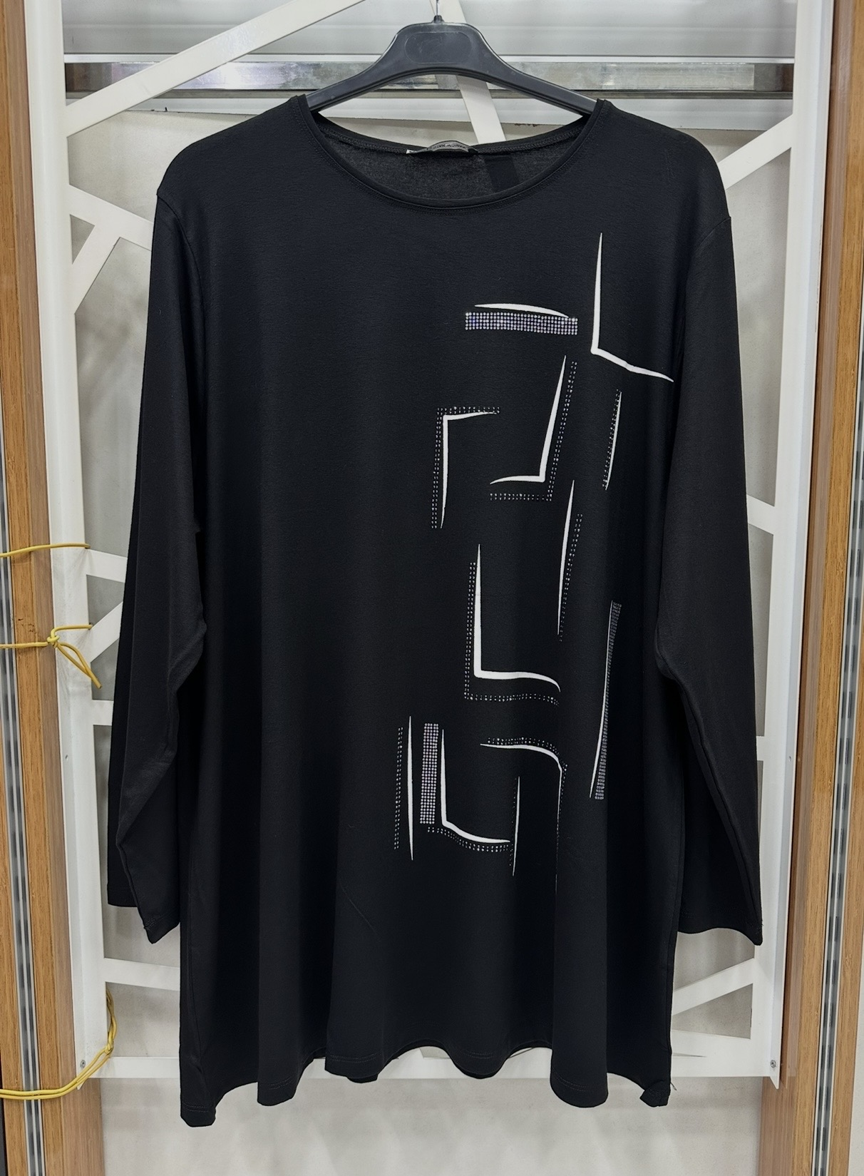 Byeaz çizgi desen ve taş detaylı bluz 