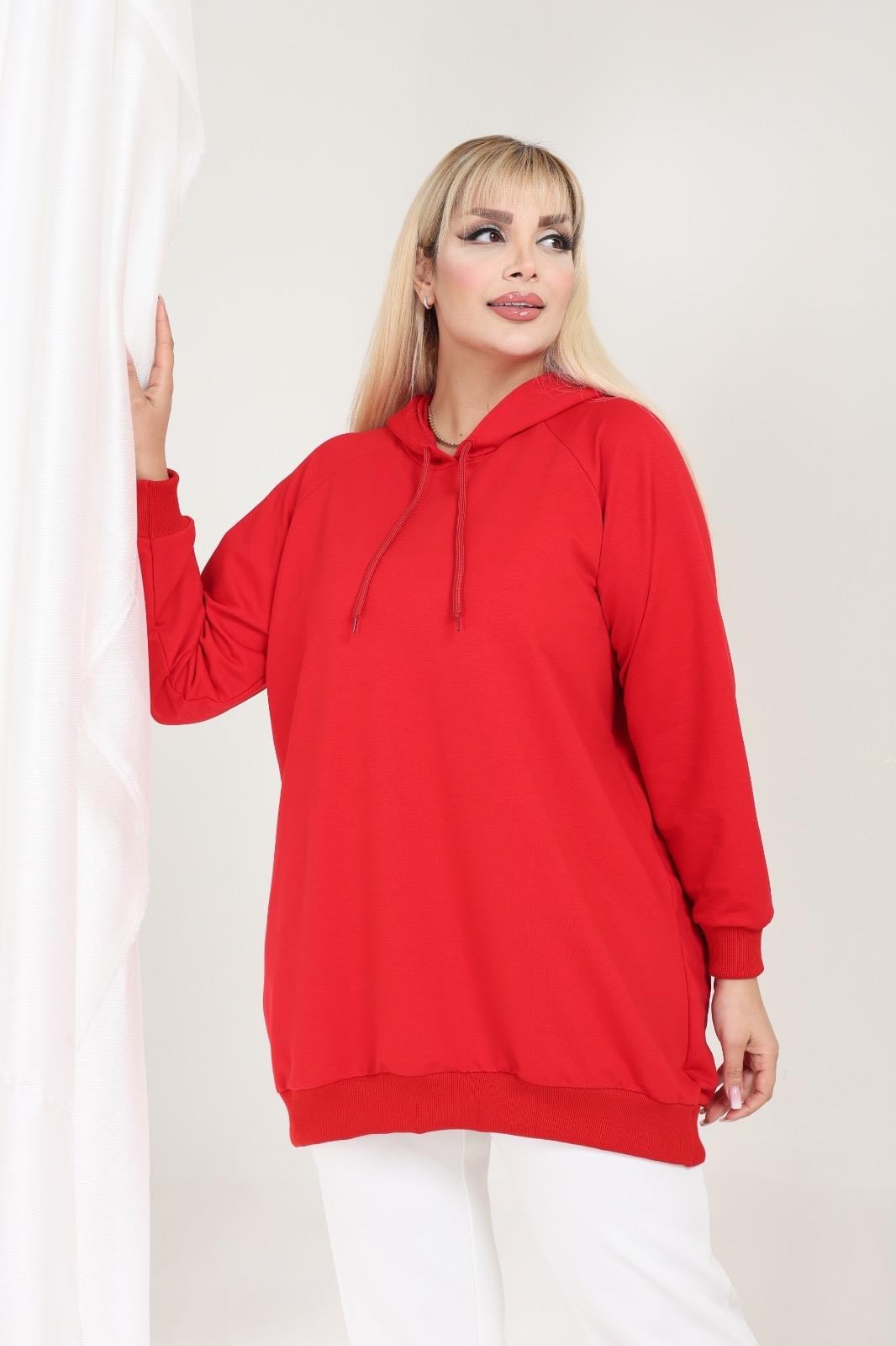 Kırmızı kapşonlu sweatshirt