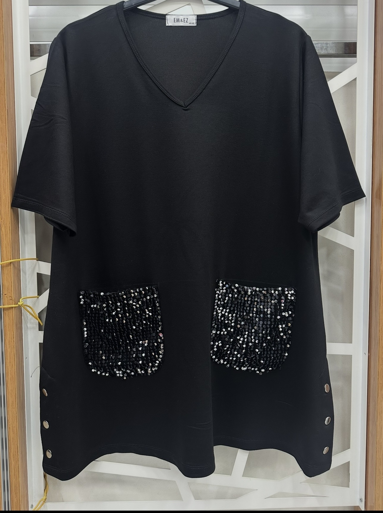 Payet ve çıtçıt detaylı tişört 