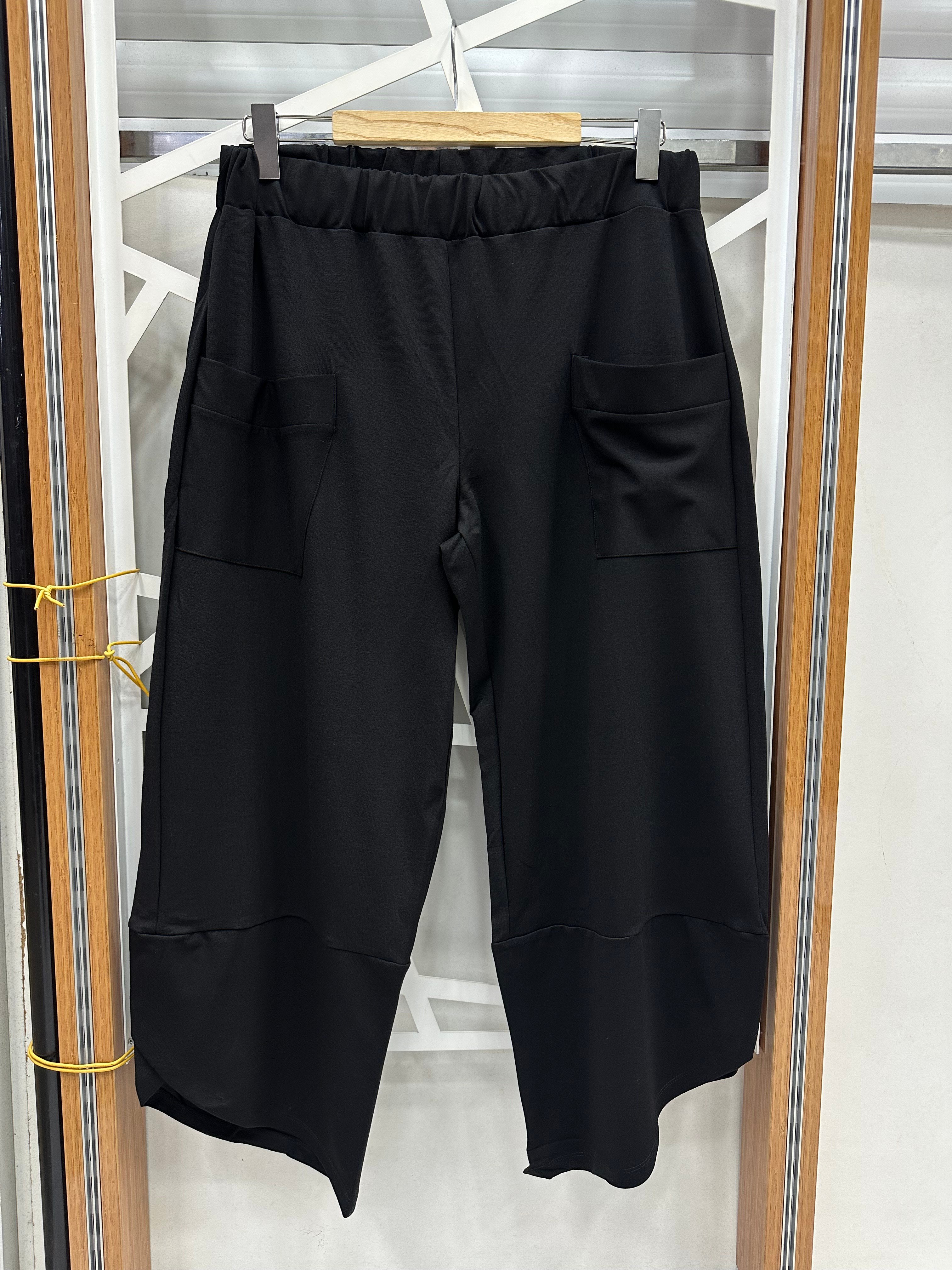 Siyah cep detaylı paçası oval kesim salaş eşofman pantolon