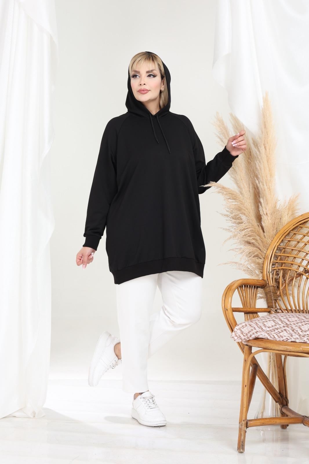 Siyah kapşonlu sweatshirt 