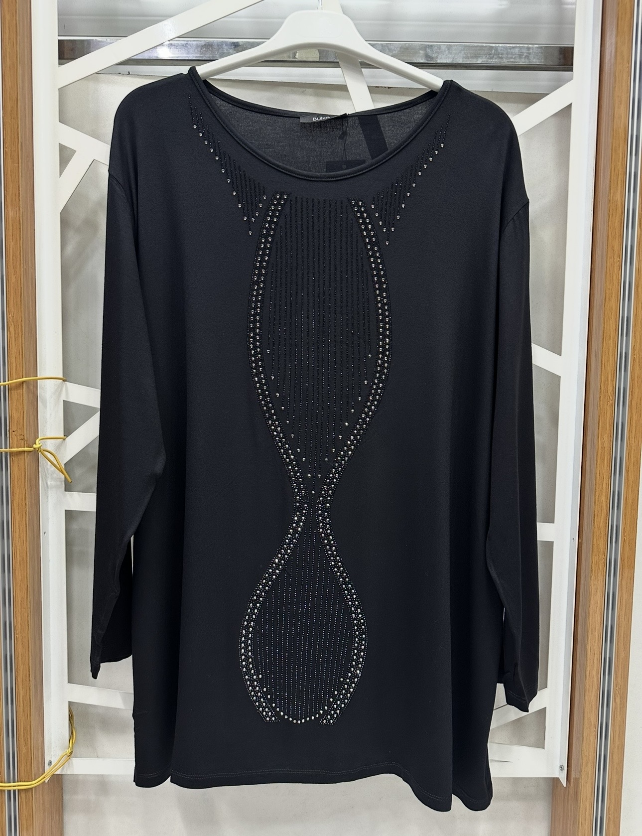 Siyah taş detaylı bluz 
