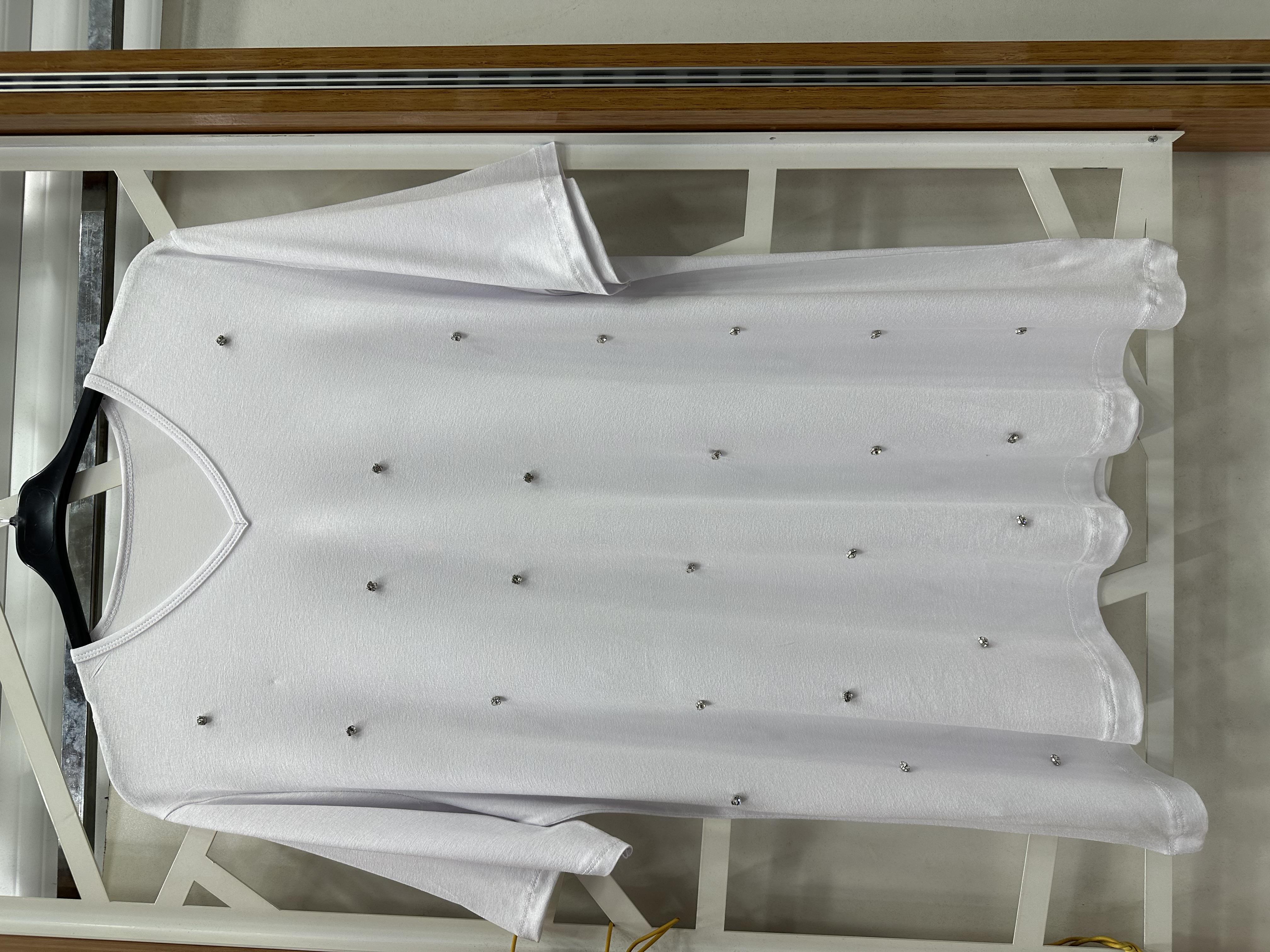 Taş detaylı çan model beyaz bluz 