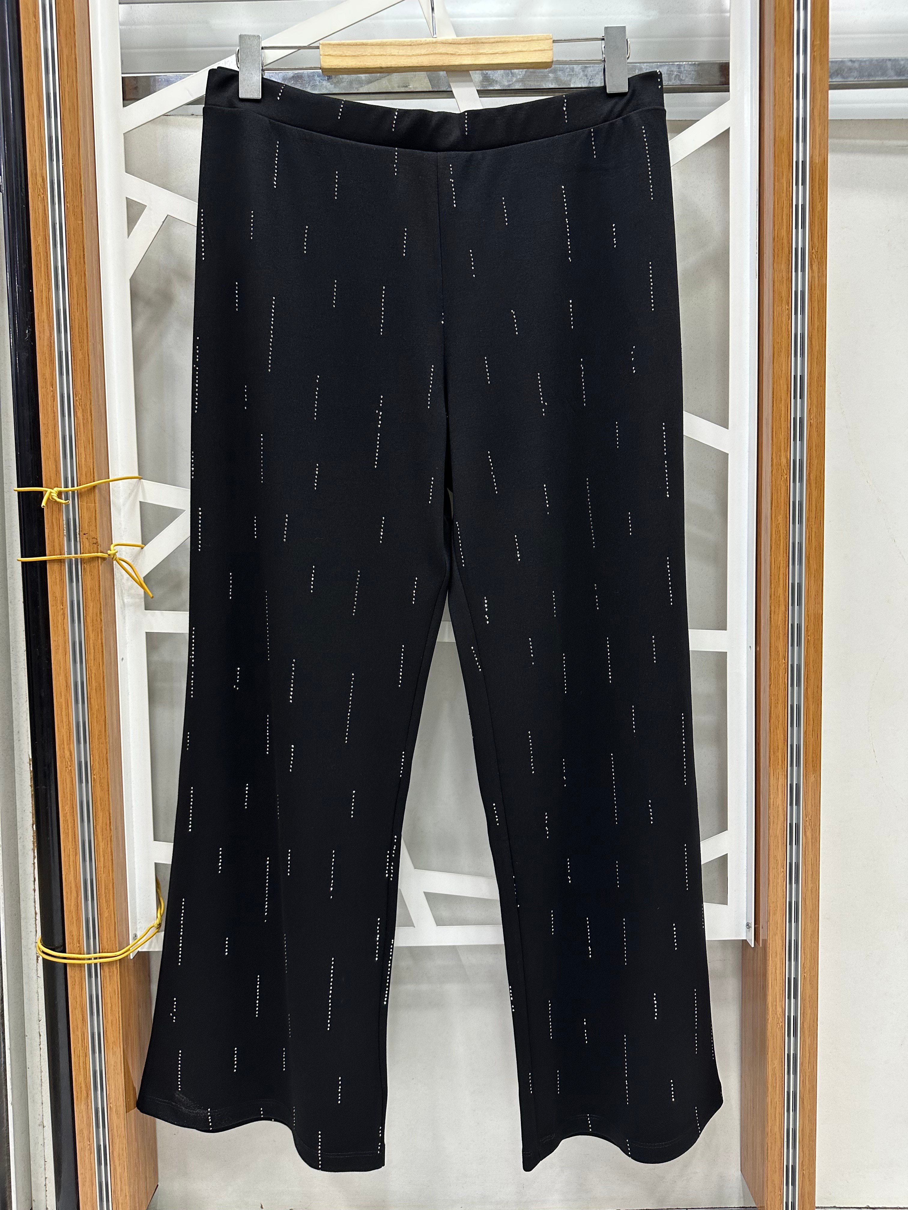Taş detaylı siyah pantolon 