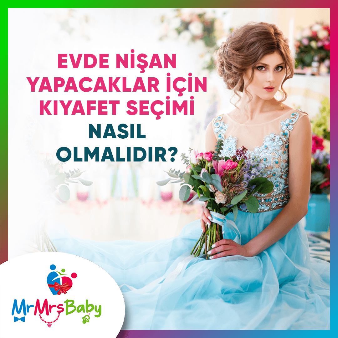 Açık mavi, işlemeli üstlü ve geniş tül etekli nişan elbisesi giyen, elinde çiçek buketi tutan kadın.