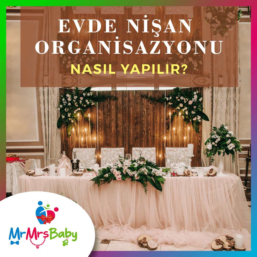 Evde nişan organizasyonu için krem gold tonlarında çiçeklerle süslenmiş zarif nişan masası, ışıltılı dekorasyon ve romantik evde nişan konsepti.