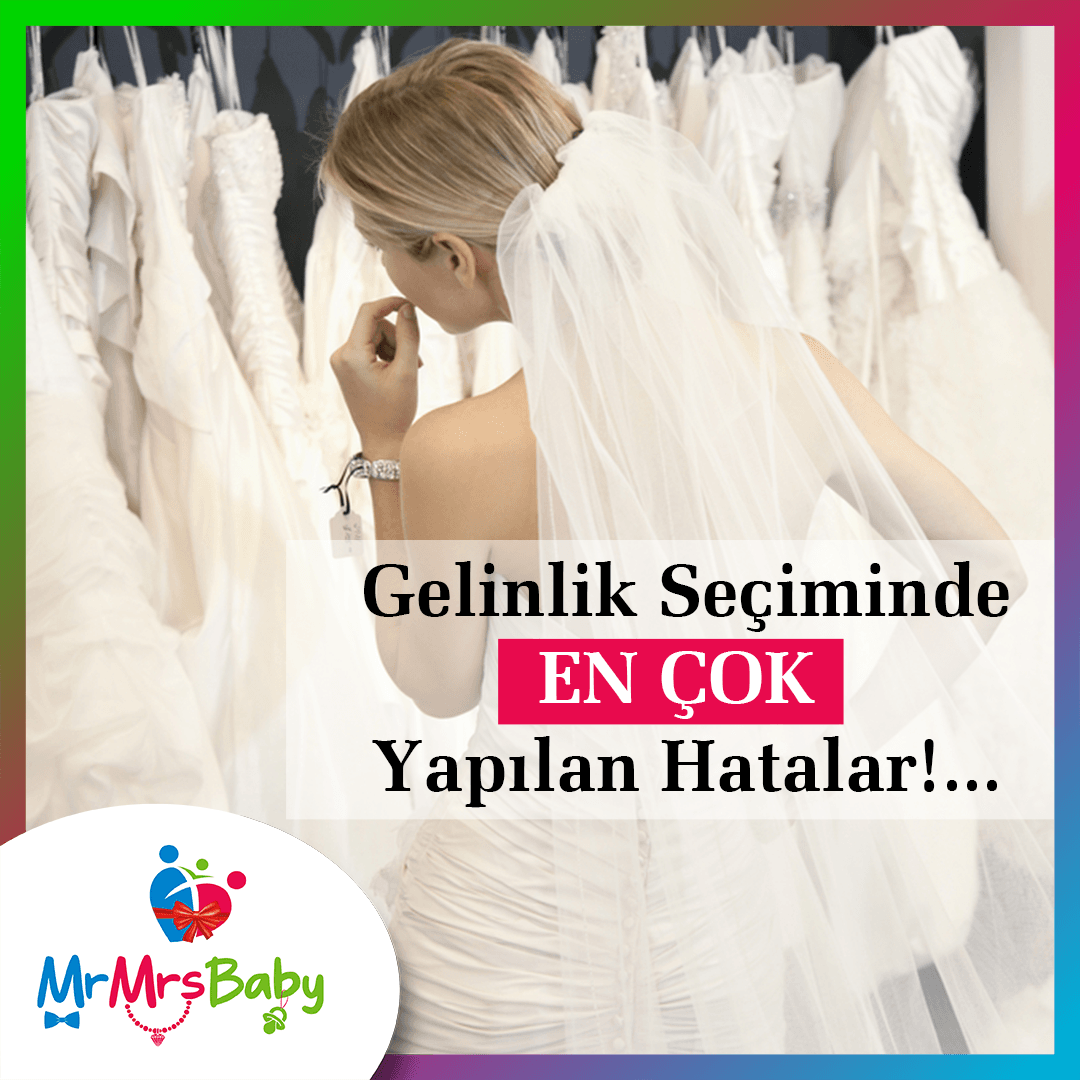 Gelinlik mağazasında beyaz gelinlik modellerinin önünde duran duvaklı gelin adayı; gelinlik seçimi ve prova rehberi.