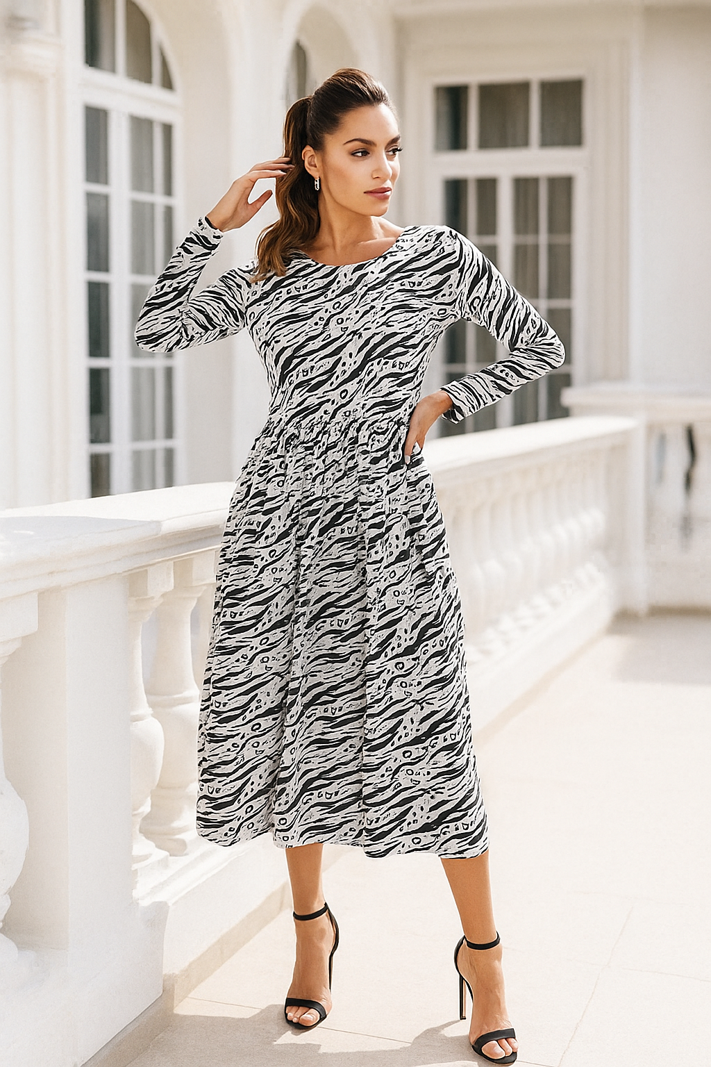 Desenli Uzun Kollu Midi Elbise – Modern Zebra Tarzı