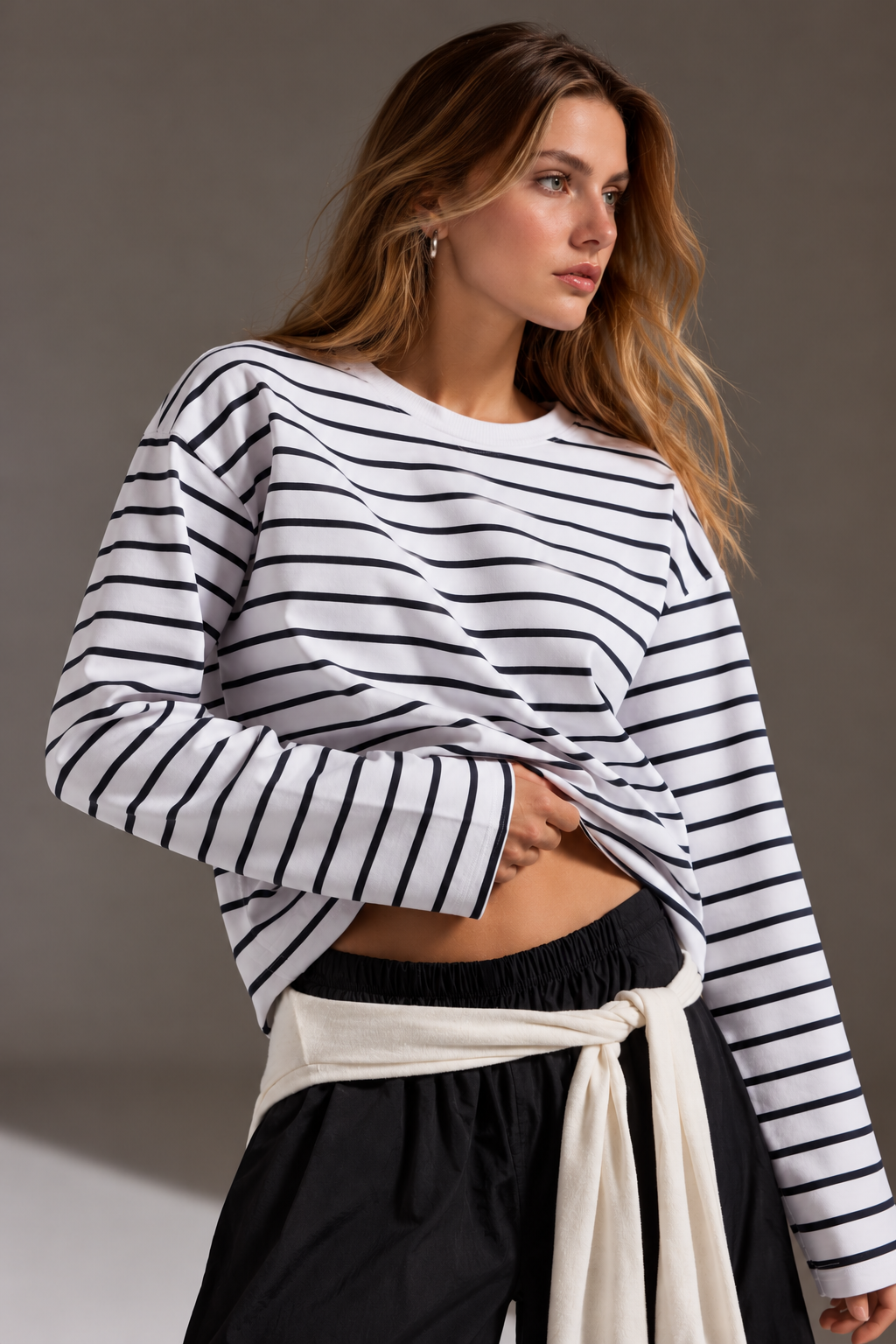 Kadın Beyaz-Siyah Çizgili Pamuklu Bisiklet Yaka Oversize Bluz 