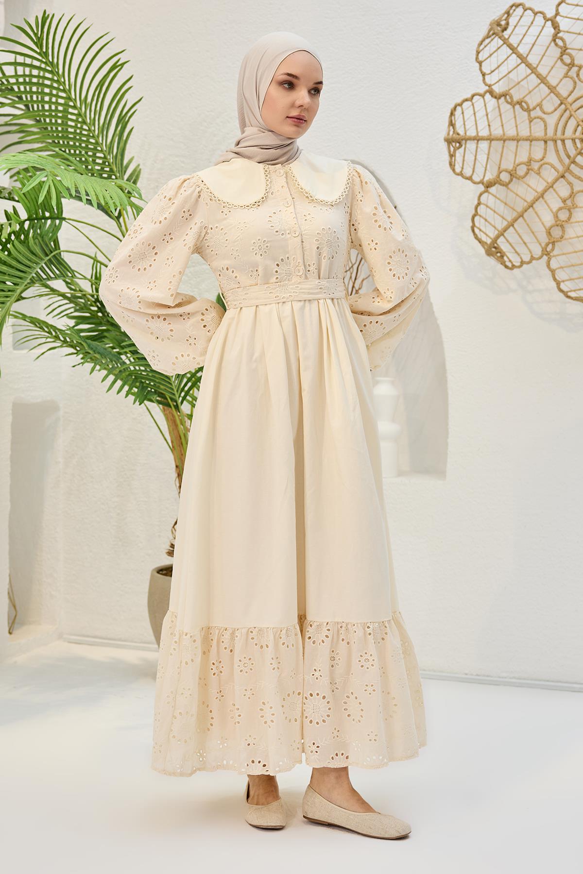 Brode Detaylı Bebe Yaka Elbise Krem