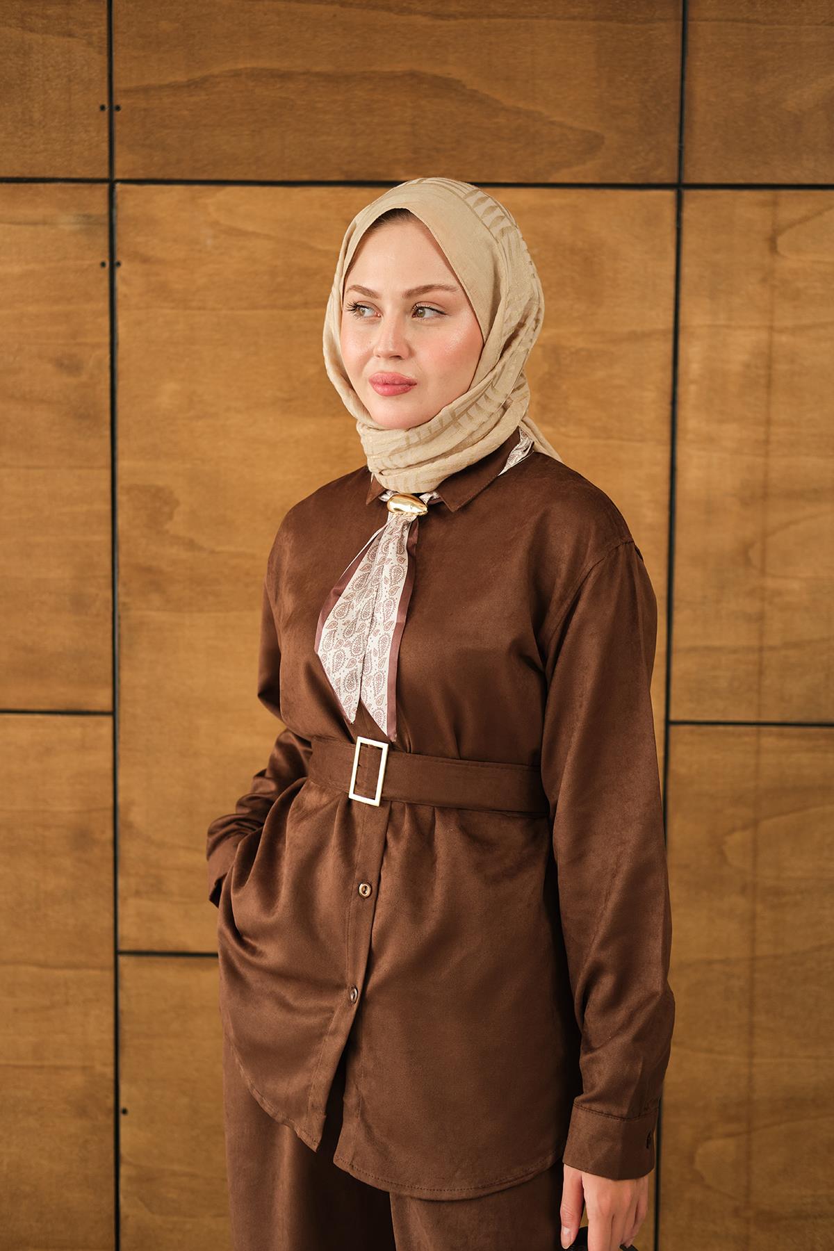 Fularlı Gömlekli Takım Kahverengi