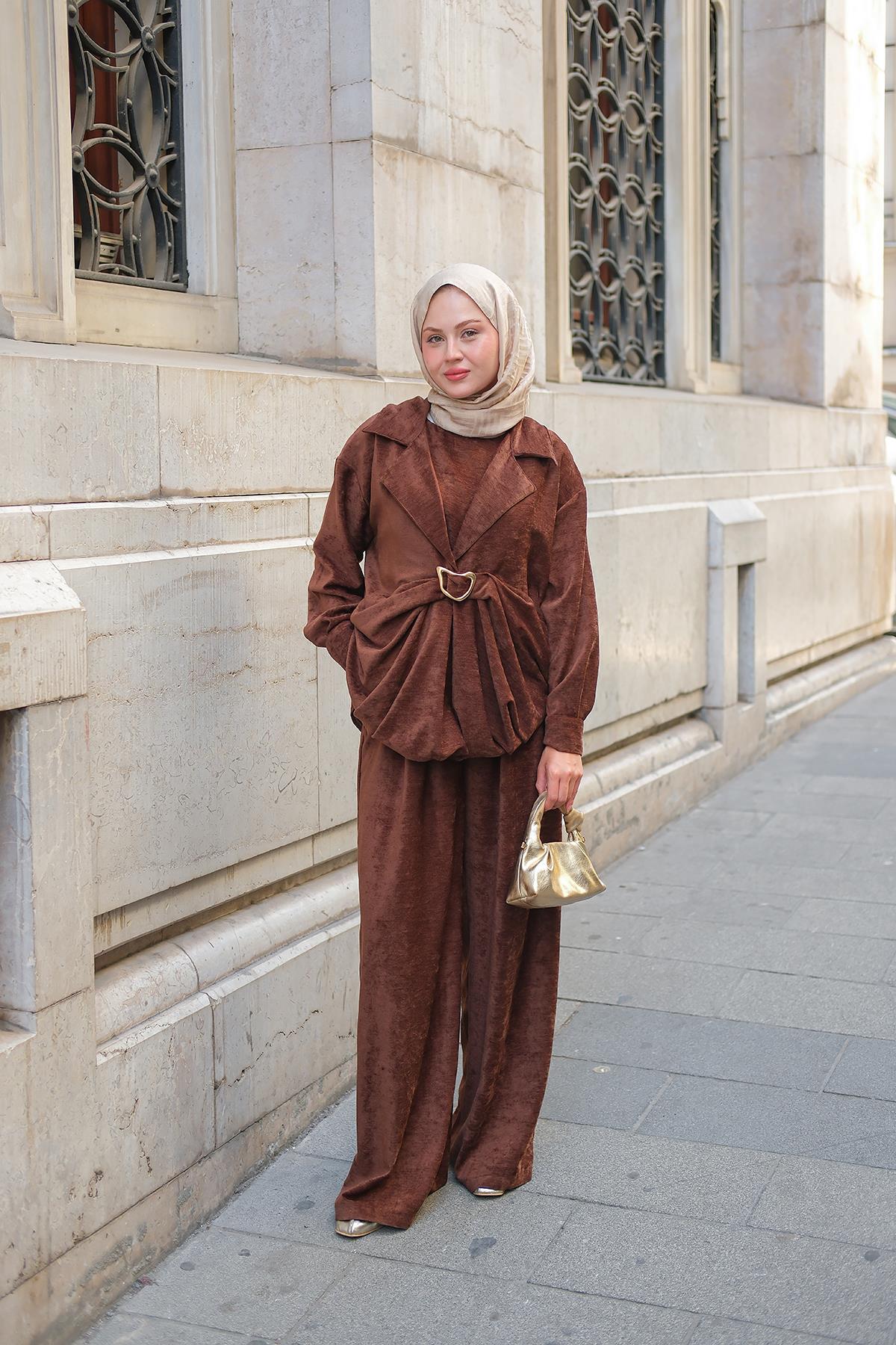 Musleya Önü Pile Detay Süet Takım Kahverengi