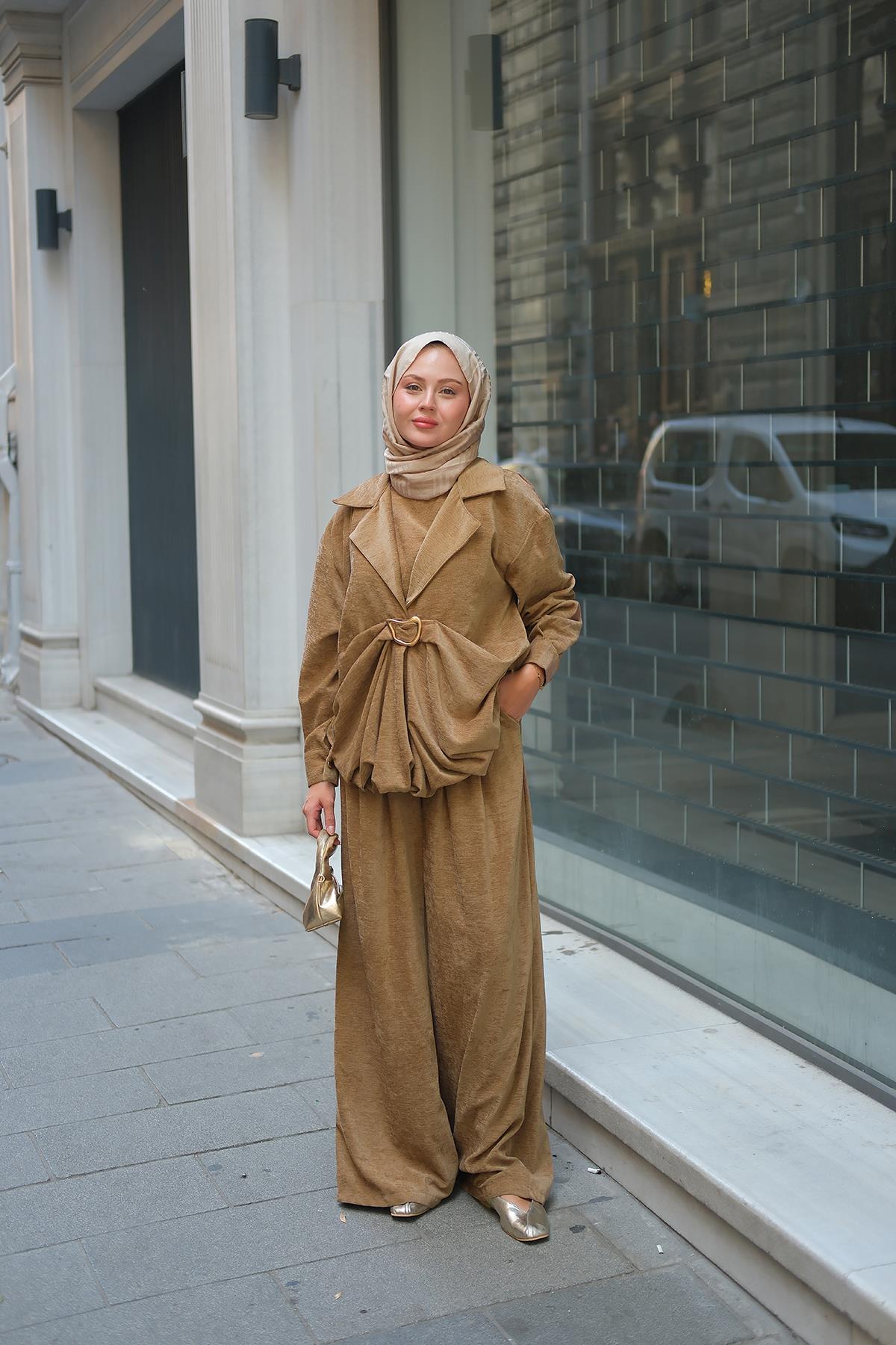 Musleya Önü Pile Detay Süet Takım Vizon