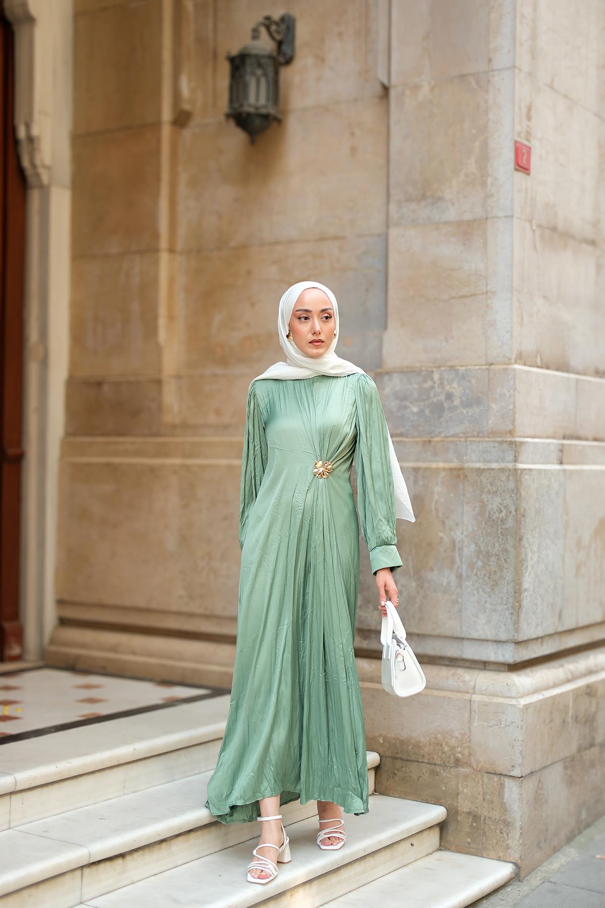 Ön Broş Detaylı Kırışık Elbise Yeşil