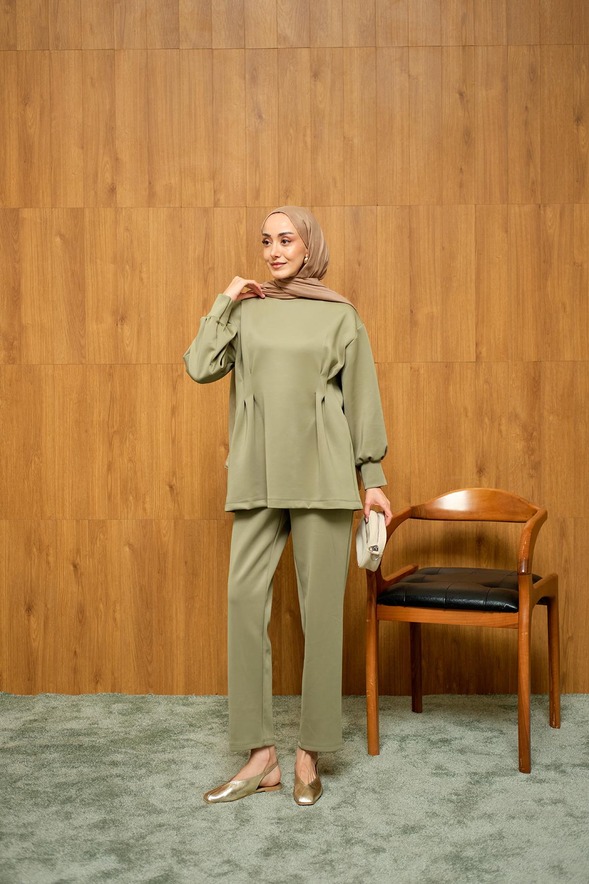 Önden Pileli Takım Yeşil