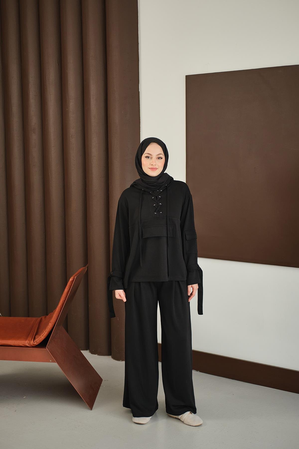 Önü Çapraz İp Detay Takım Siyah