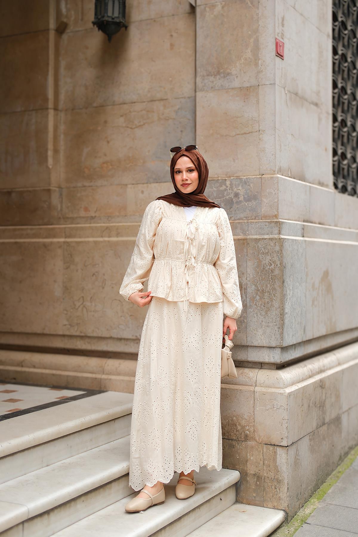 Önü Kurdele Detaylı Brode Takım Krem