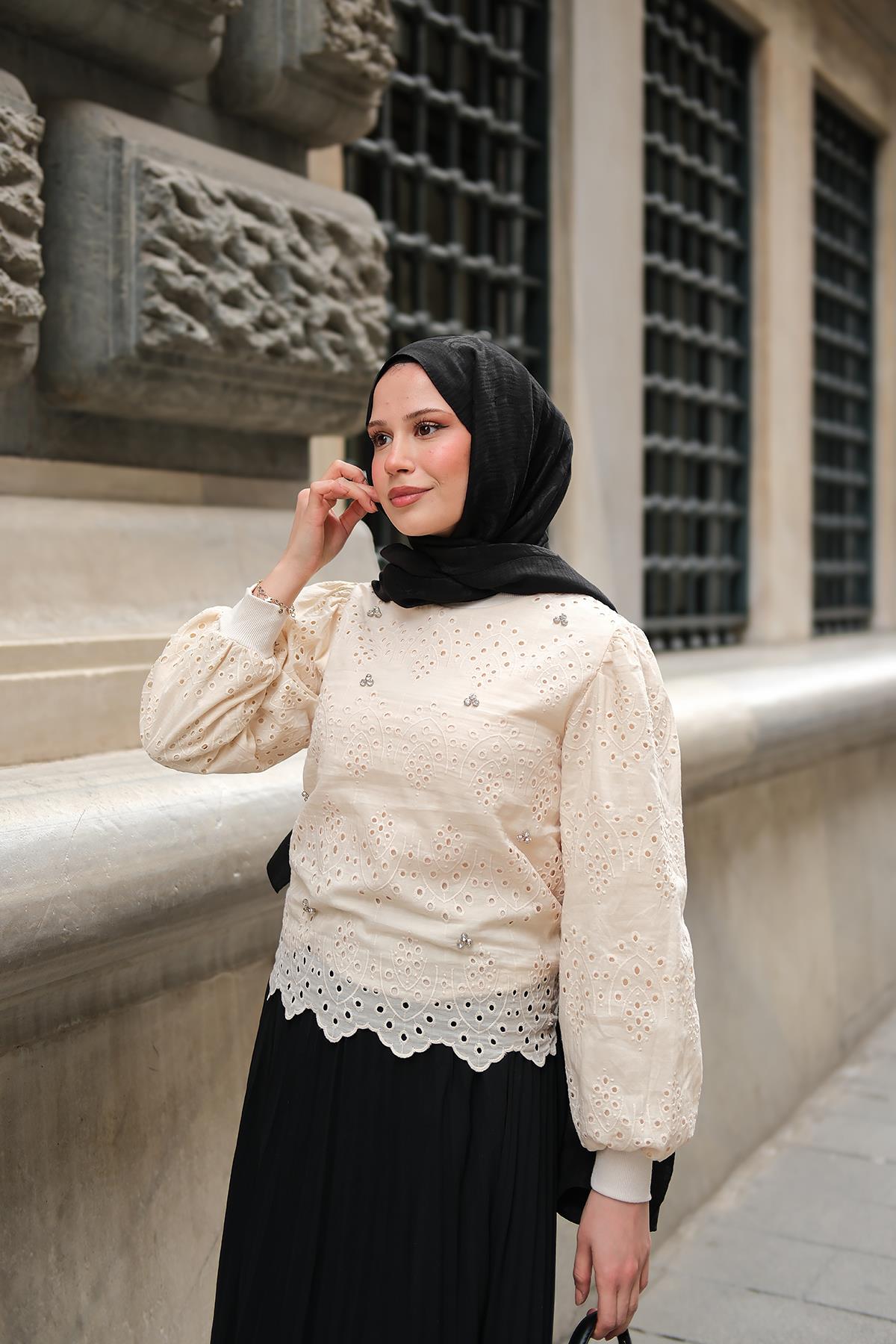 Taş Ve Brode Detaylı Bluz Krem