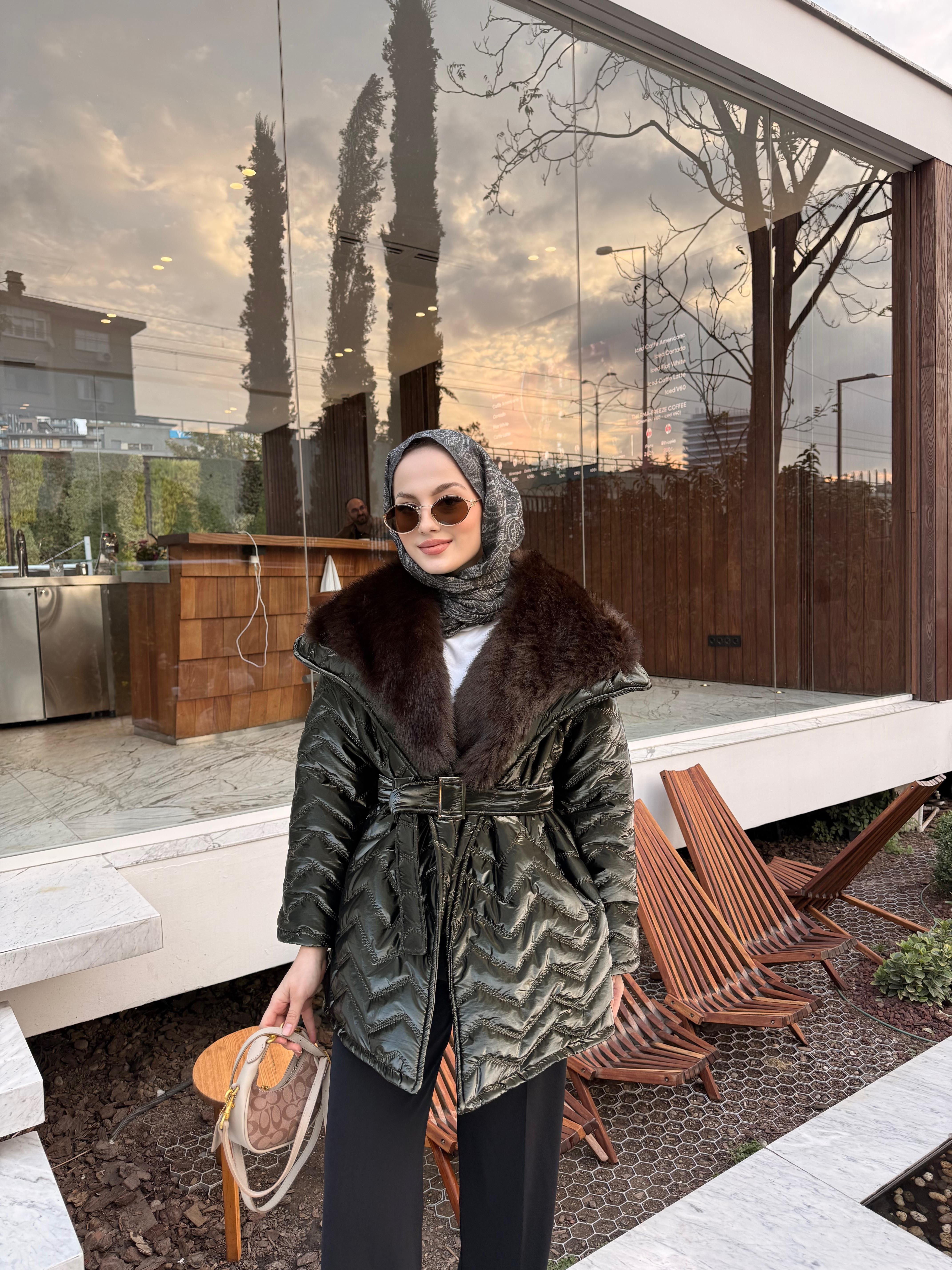 Yakası Kürk Detaylı Bel Bağlamalı Mont Koyu Yeşil