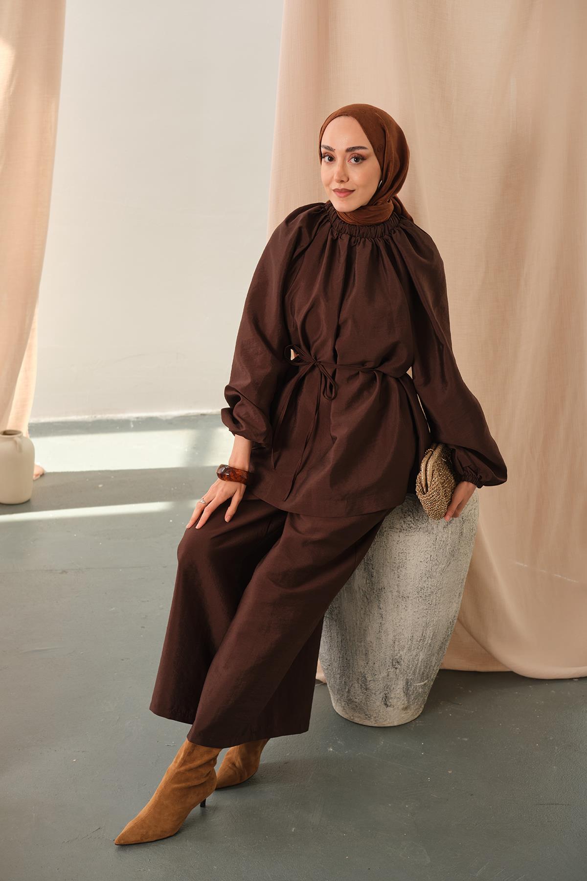 Yakası Lastik Detaylı Takım Kahve