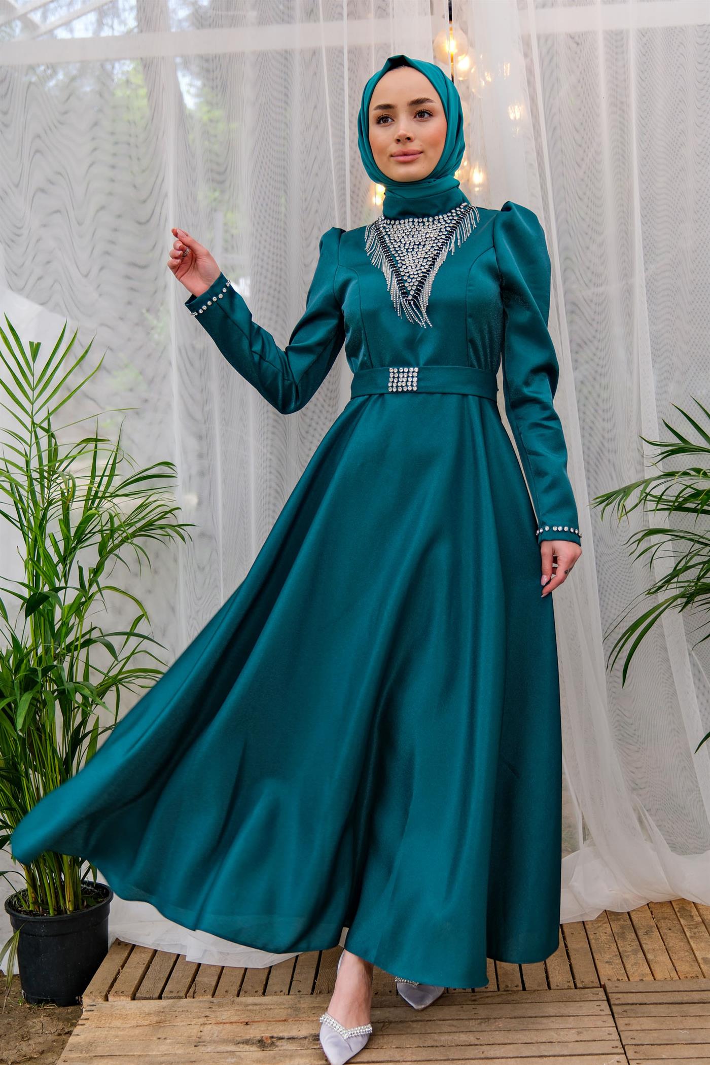 YAKASI TAS AKSESUARLI ABIYE ZUMRUT YESIL
