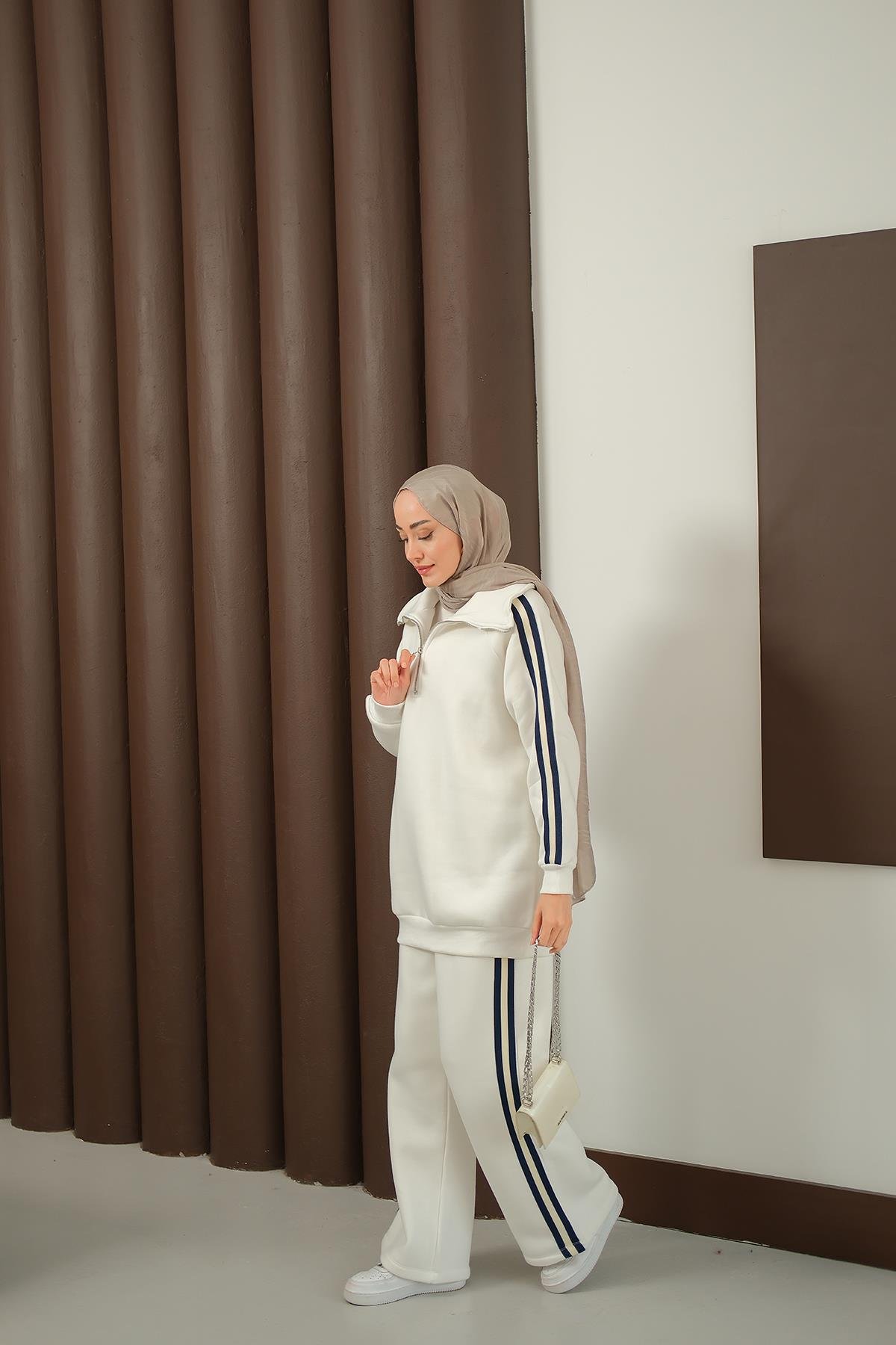 Yanları Şerit Detay Takım Beyaz