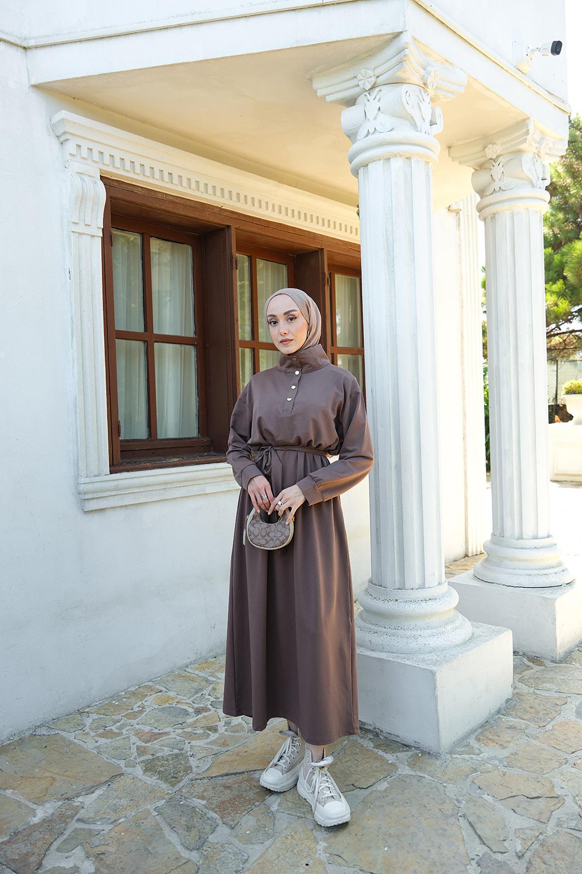 Yüksek Yaka Çıtçıtlı Elbise Kahverengi