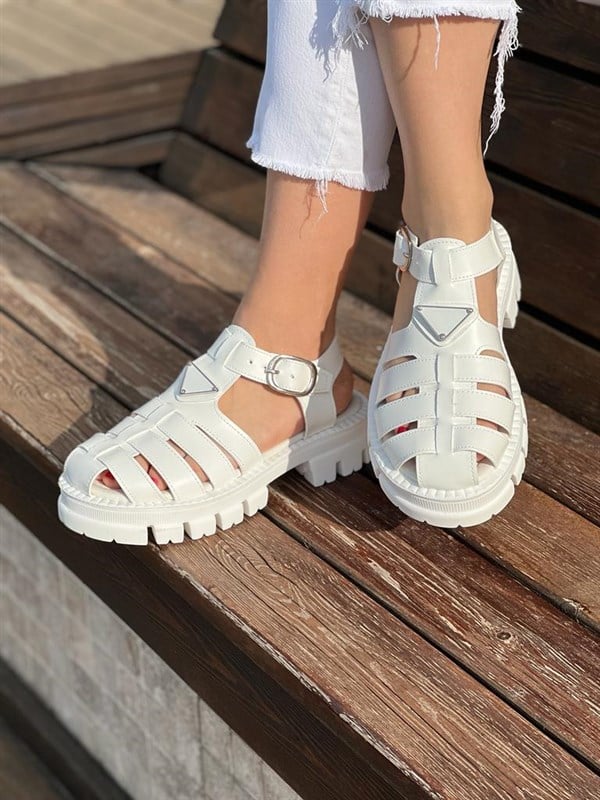 Fancy Beyaz Tokalı Alçak Taban Kadın Sandalet