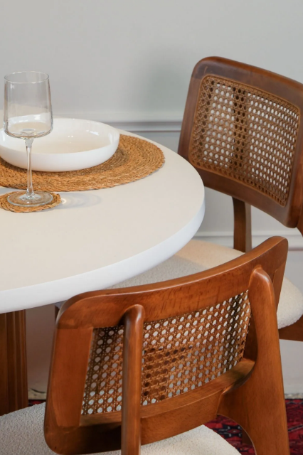 Woodenbend Mirla 100 cm Yuvarlak Ceviz Beyaz Ahşap Yemek Masası Takımı – 4 Kişilik Hazeran Detaylı Sandalyeli Modern Lake Boyalı Masa Seti, Ev ve Küçük Salonlar için Ergonomik Yuvarlak Tasarım