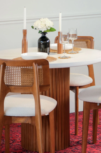 Woodenbend Mirla 100 cm Yuvarlak Ceviz Beyaz Ahşap Yemek Masası Takımı – 4 Kişilik Hazeran Detaylı Sandalyeli Modern Lake Boyalı Masa Seti, Ev ve Küçük Salonlar için Ergonomik Yuvarlak Tasarım