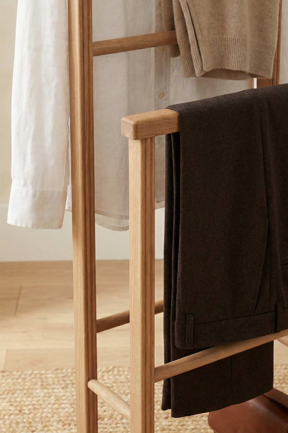 Servant Natural  Ahşap Çiftli Dilsiz Uşak 50x34x130 cm – Doğal Ahşap Elbise, Ceket & Takım Elbise Askılığı 