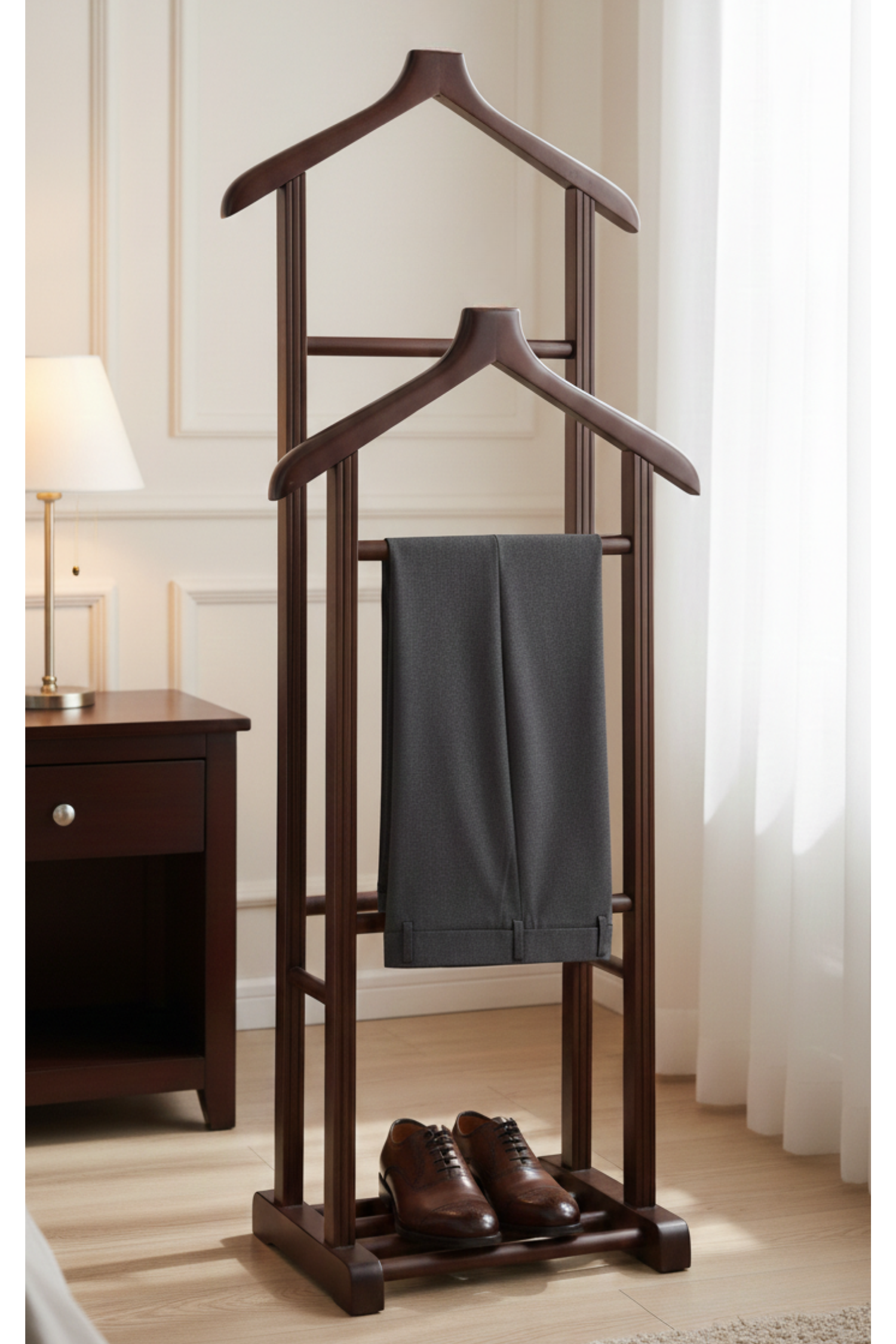 Stone Çift Tepeli Dilsiz Uşak Ceviz – Masif Kayın Ağacı Klasik Elbise Askılığı & Zamansız Ahşap Ceket Pantolon Standı (130x50x34 cm)