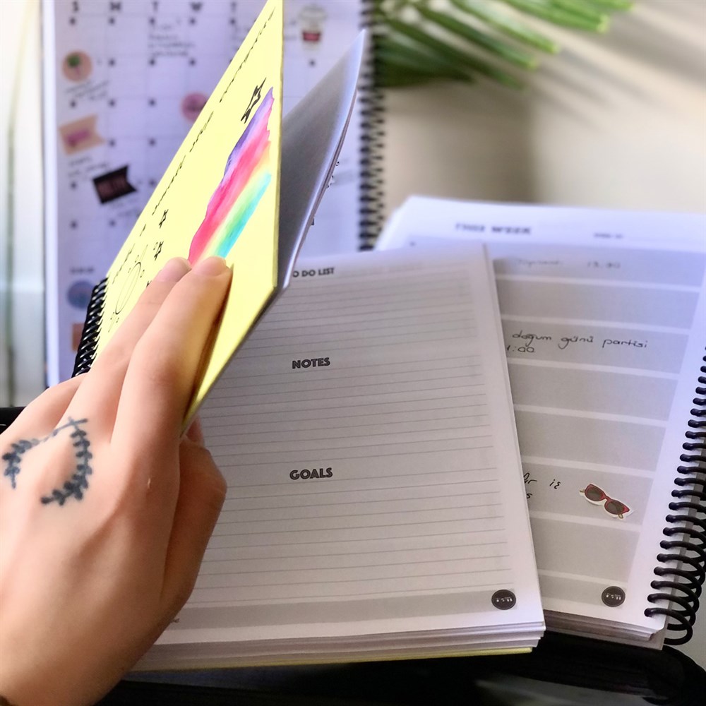 Satürünlü Kız Gökkuşağı Tasarımlı Sert Kapaklı Lastikli Sprelli Tarihsiz Akademik Haftalık Planlayıcı