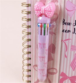 2569 18*22 cm. 4 Bölmeli 100 yaprak Kurdela Tasarımlı Çizgili defter ve 10 renk Tükenmez Kalem Set 