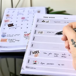 Beyaz Mermer Tasarımlı Sert Kapaklı Lastikli Sprelli Tarihsiz Akademik Haftalık Planlayıcı