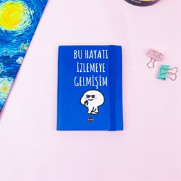 Bu Hayatı İzlemeye Gelmişim Tasarımlı Sert Kapaklı Lastikli Mini Defter