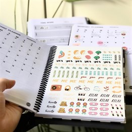 Dama Tasarımlı Sert Kapaklı Lastikli Sprelli Tarihsiz Akademik Haftalık Planlayıcı