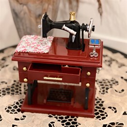 Dikiş Makinesi Tasarımlı Müzik Kutusu