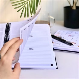 Gri Mermer Tasarımlı Sert Kapaklı Lastikli Sprelli Tarihsiz Akademik Haftalık Planlayıcı