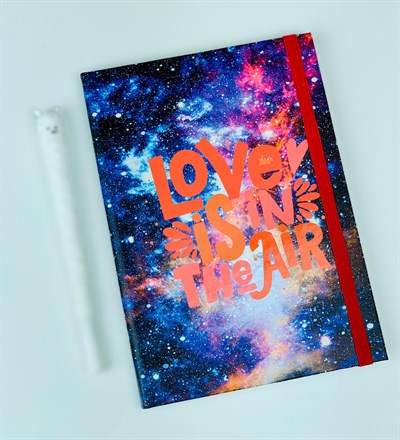 Love İs İn The Air Tasarımlı Lastikli Defter