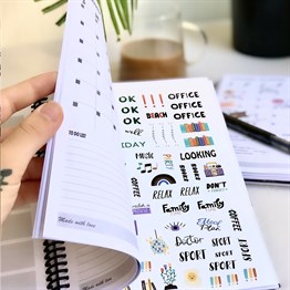 Melodi Tasarımlı Sert Kapaklı Lastikli Sprelli Tarihsiz Akademik Haftalık Planlayıcı