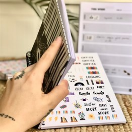 Melodi Tasarımlı Sert Kapaklı Lastikli Sprelli Tarihsiz Akademik Haftalık Planlayıcı