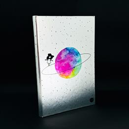 Satürnlü Kız Tasarımlı Metal Kapaklı Lastikli Defter