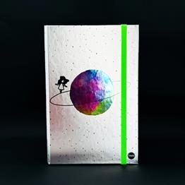 Satürnlü Kız Tasarımlı Metal Kapaklı Lastikli Defter